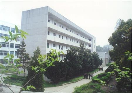 湖北水利水電職業(yè)技術(shù)學(xué)院校園圖片_大學(xué)圖片3