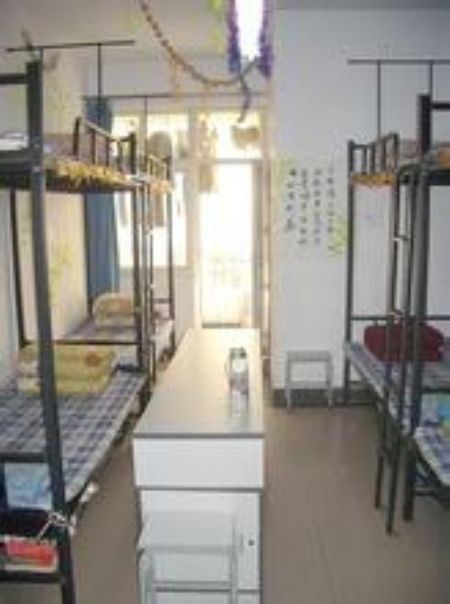 河南工業(yè)貿(mào)易職業(yè)學(xué)院宿舍圖片_寢室圖片5