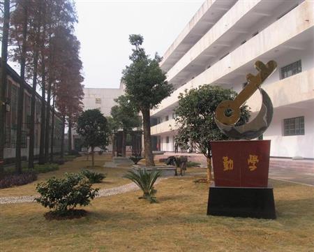 湖南電氣職業(yè)技術(shù)學(xué)院校園圖片_大學(xué)圖片2