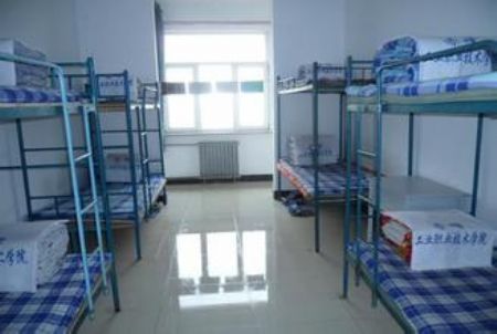 赤峰工業(yè)職業(yè)技術(shù)學(xué)院宿舍圖片_寢室圖片2